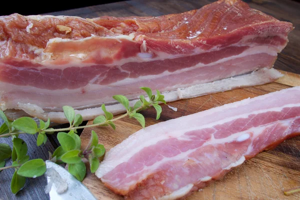 Bacon Maison Cru Frais Tranché Sur Des Cubes Sur Une — Photo