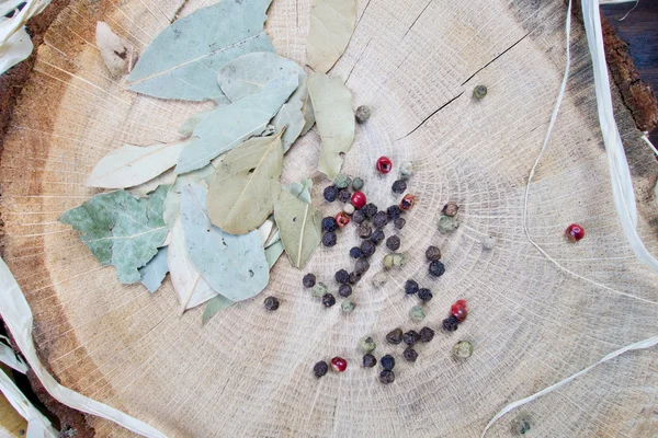 Hierbas Sanas Hojas Laurel Pimienta Negra Roja Sobre Tabla Madera —  Fotos de Stock