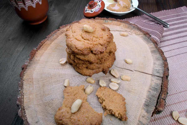 Sweet healthy peanut cookies on wooden table with honey — Stock Photo, Image