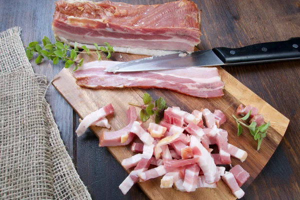 Bacon Maison Cru Frais Tranché Sur Des Cubes Sur Une — Photo