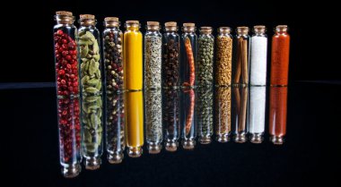 siyah arka plan üzerine cam baharat