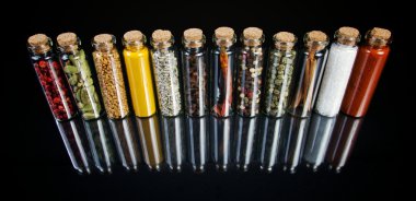 siyah arka plan üzerine cam baharat