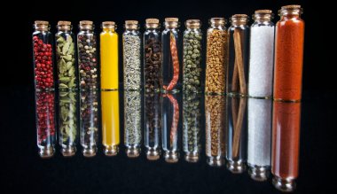 siyah arka plan üzerine cam baharat