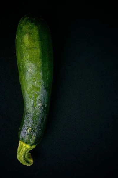 Verde calabacín fresco sobre fondo negro — Foto de Stock