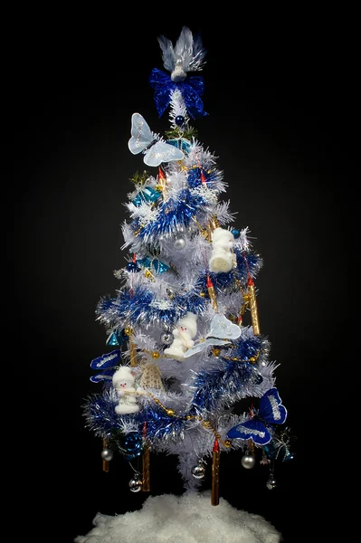 Weihnachtsbaum mit Blaulicht und Lichtern. schwarzer Hintergrund. — Stockfoto