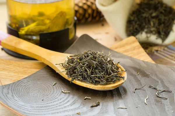 Сухий зелений чай на дерев'яній ложці — стокове фото