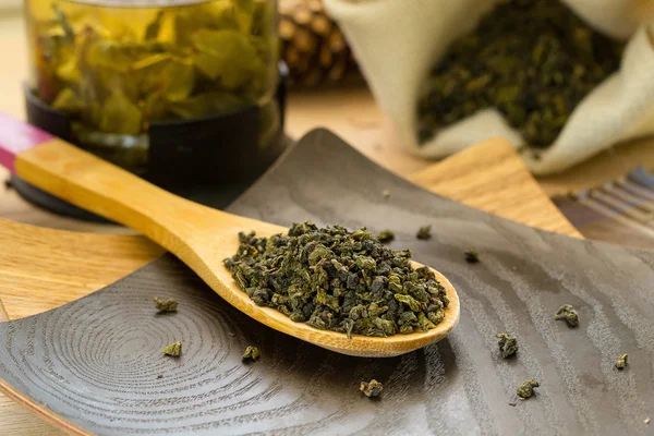 Bir tahta kaşık kuru Oolong çay — Stok fotoğraf