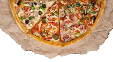 Kağıt ve beyaz arka plan üzerinde çeşitli pizzalar.