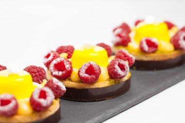 jöle ve ahududu siyah plaka ile kek