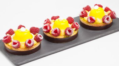 jöle ve ahududu siyah plaka ile kek