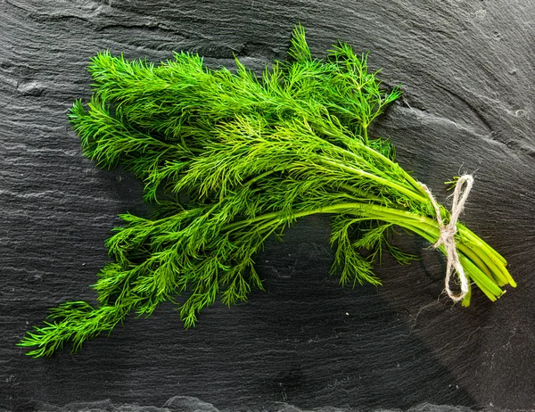 Kayrak plaka üzerinde dereotu domates tarafında. 