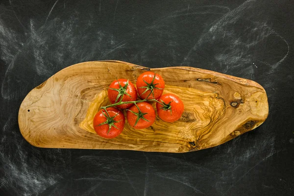 Kayrak plaka üzerinde dereotu domates tarafında. 