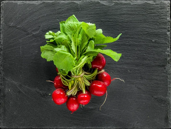 Kayrak plaka üzerinde dereotu domates tarafında. 