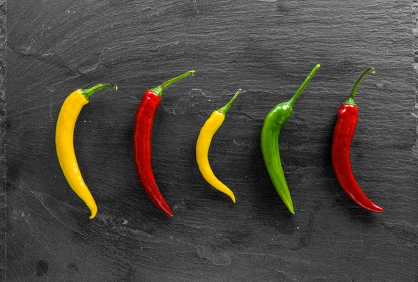 Kayrak plaka üzerinde dereotu domates tarafında. 