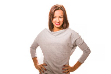 Kumral güzel kadınla gri gömlek giymiş kalçalarına eller