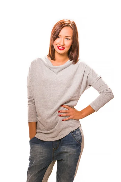 Elleri ceplerinde duran güzel mutlu genç kadın.