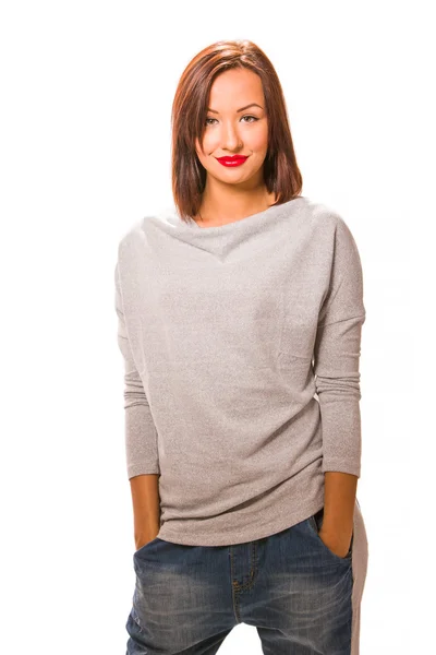 Elleri ceplerinde duran güzel mutlu genç kadın.