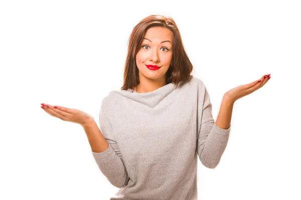 Kahverengi saç gri gömlek ve pantolon giyen güzel çaresiz kadın