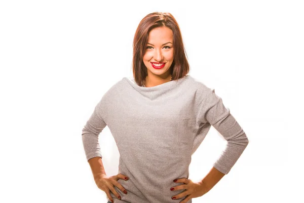 Kumral güzel kadınla gri gömlek giymiş kalçalarına eller