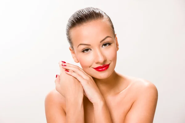 Şık kumral güzel kadınla yakın yüz eller.