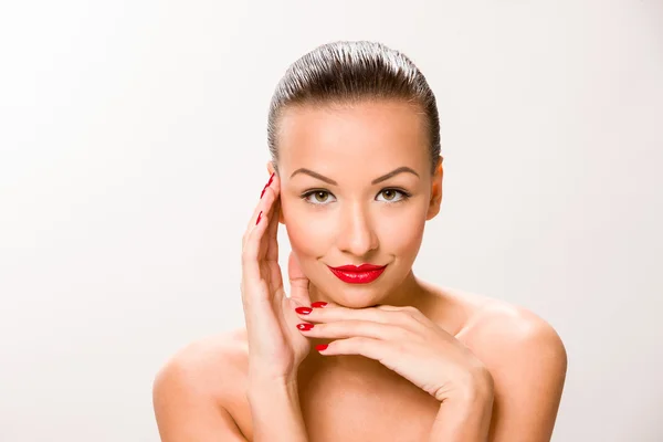 Şık kumral güzel kadınla yakın yüz eller.