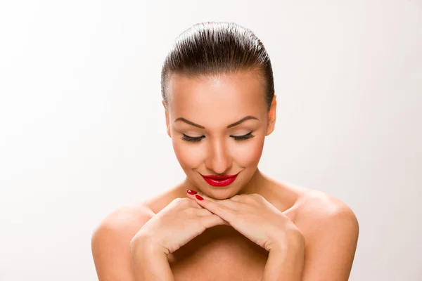 Şık kumral güzel kadınla yakın yüz eller.