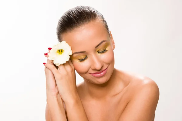 Altın makyaj. Kahverengi şık saç beyaz çiçekli güzel kadın