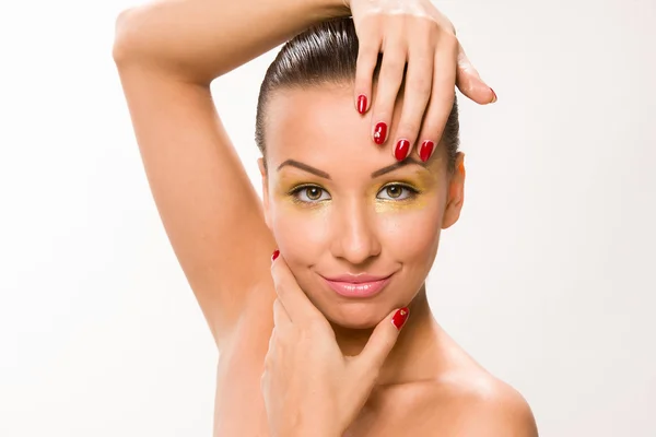 Şık kumral güzel kadınla yakın yüz eller.