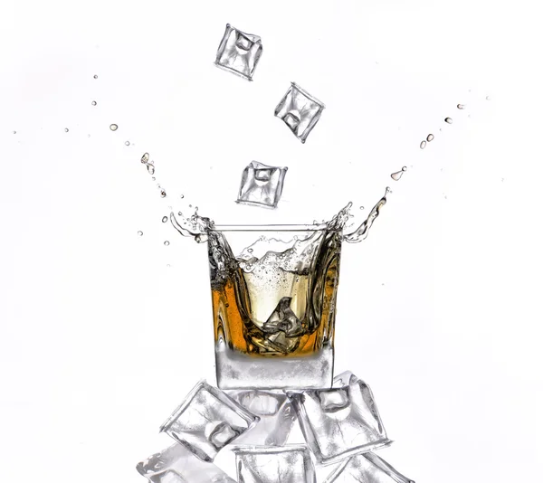 viski sıçramasına buz küpleri ile
