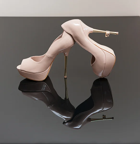 cam masa üzerinde Düğün Ayakkabı