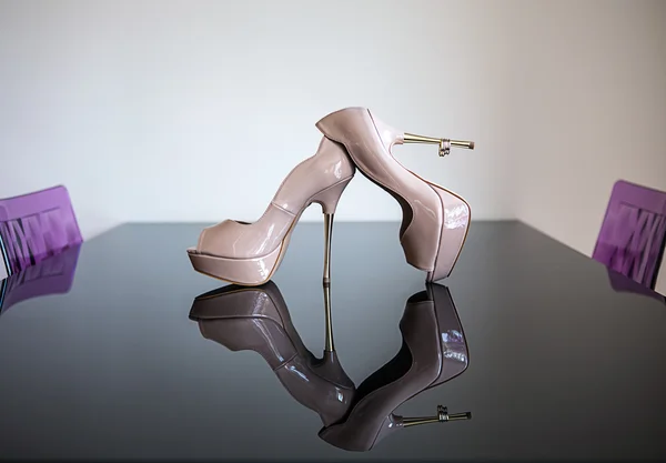 Wedding shoes on glass table — Stock Photo, Image