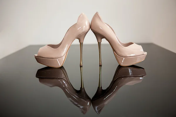 cam masa üzerinde Düğün Ayakkabı