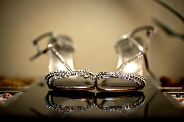 cam masa üzerinde Düğün Ayakkabı