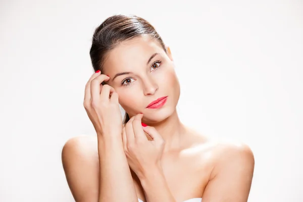 Kahverengi saçlı çekici genç kadın.