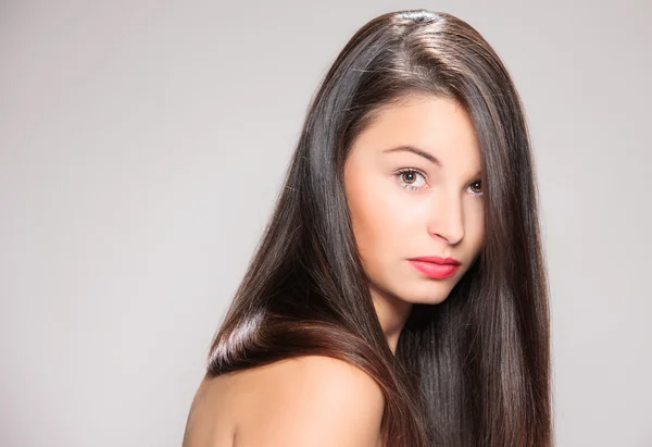 Kahverengi saçlı çekici genç kadın.