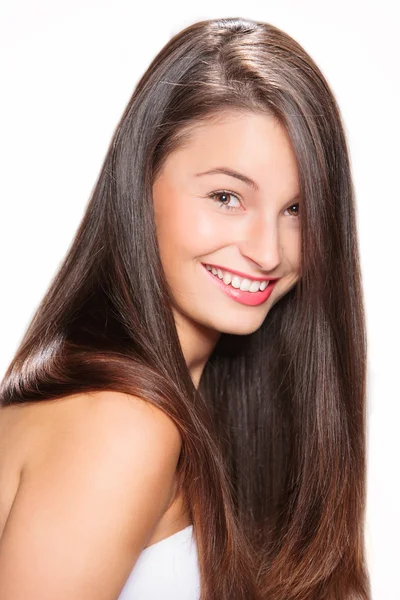 Kahverengi saçlı çekici genç kadın.