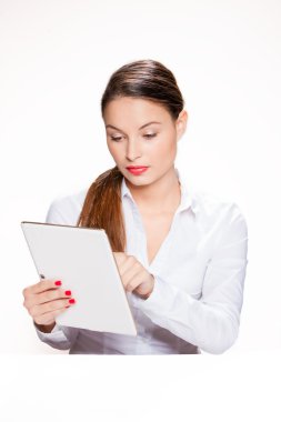 Tablet ile çekici genç kadın.