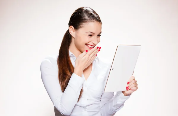 Attraktiv ung kvinna med tablett. — Stockfoto