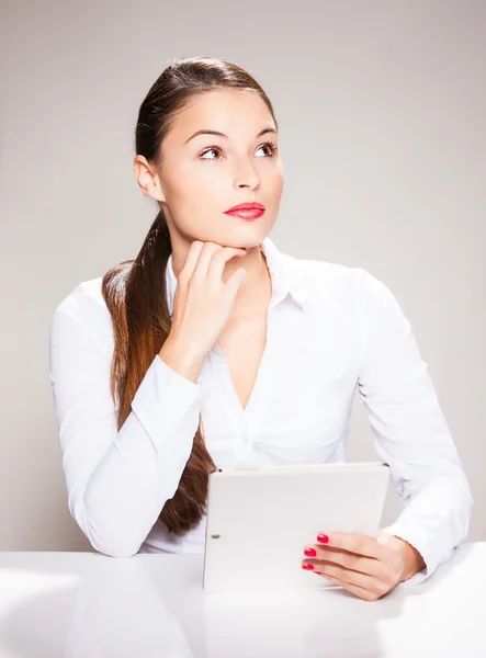 Tablet ile çekici genç kadın.