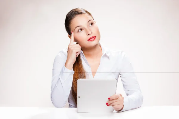 Tablet ile çekici genç kadın.