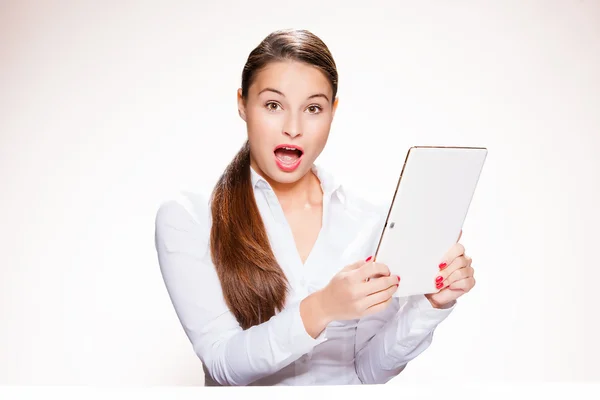 Attractive young woman with tablet. — Stock Photo, Image