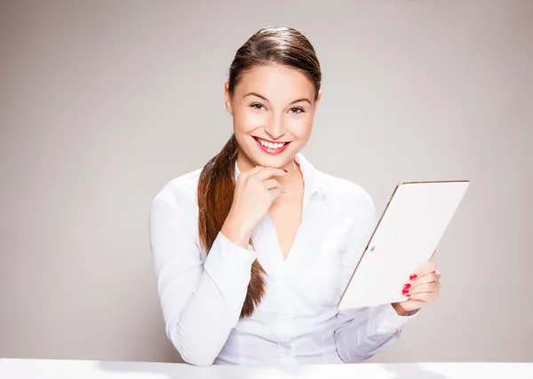 Aantrekkelijke jonge vrouw met Tablet PC. — Stockfoto