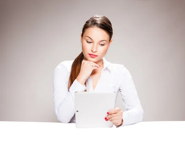 Tablet ile çekici genç kadın.