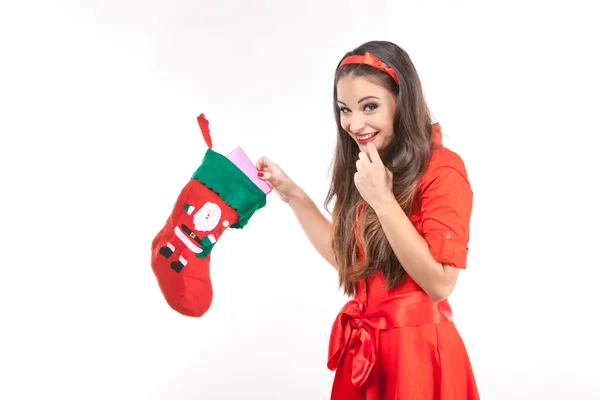 Noel çorap arayan genç çekici esmer kadın.