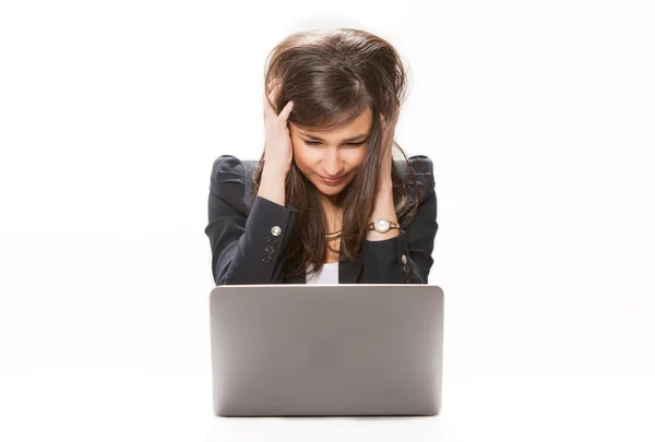 Bilgisayarda çalışan genç bir iş kadını..