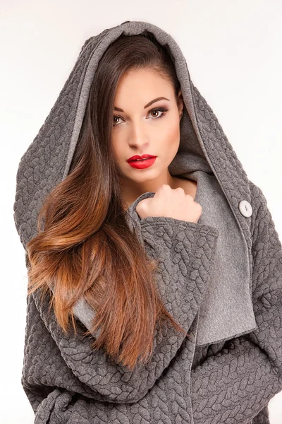 Sıcak tutmak çalışan genç bir çekici kadın portresi.