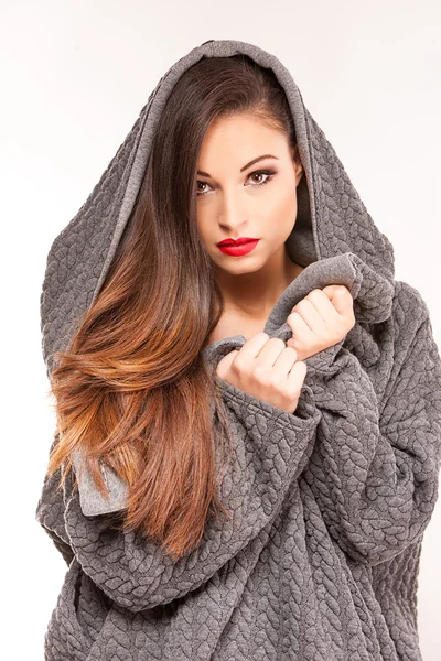 Sıcak tutmak çalışan genç bir çekici kadın portresi.