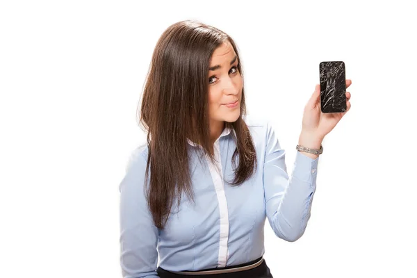 Ung kvinna med bruten smartphone. — Stockfoto