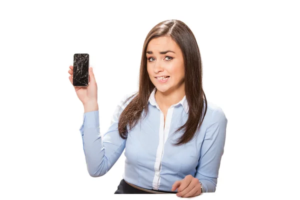 Kırık smartphone ile genç kadın.