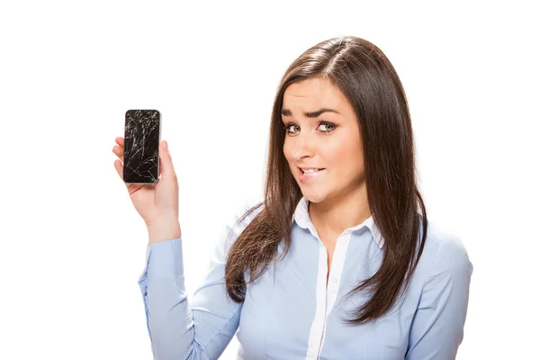 Kırık smartphone ile genç kadın.